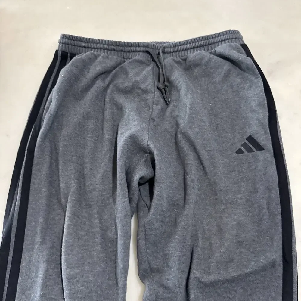 adidas men Essentials 3-Stripes Fleece Pants Size XL Dark Grey Black